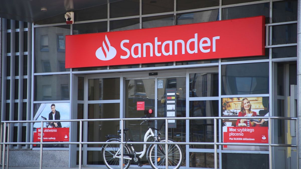 reporter_baza_2022-04
12.04.2022 Olsztyn Bank Santander przy ul Pilsudskiego    fot Hubert Hardy/REPORTER
Hubert Hardy/REPORTER