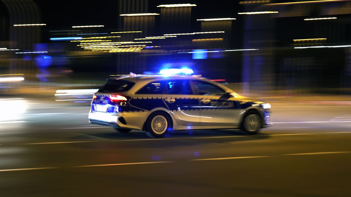 DAREK11
radiowóz, polskiej policji, wieczór, noc, ciemno, rozmazany, szybko, akcja, alarmowo, przez miasto, polska, policja, samochód, policyjny, pomoc, dojazd, niebiescy, policjant, glina, policjantka, funkcjonariusz, prawo, ruch, drogowy, policja drogowa, miejska, niebieskie, bulaje, alarm, korki, zator, auta, auto, ruch drogowy, patrol, awaryjny, rajd, droga, taksówka