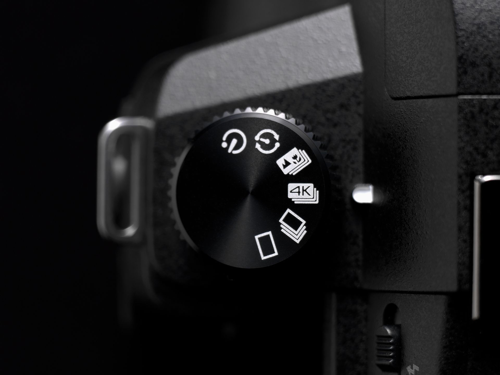 Panasonic prezentuje dwa nowa aparaty: kompaktowy Lumix TZ95 oraz superzoom FZ1000 II 16