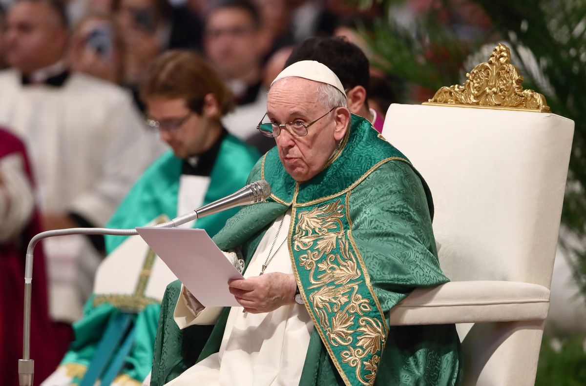 Papież Franciszek wciąż ma problemy z kolanem.