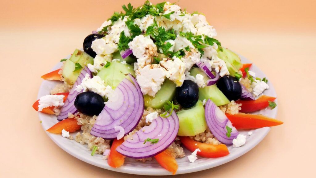 salatka grecka z komosa ryzowa 3