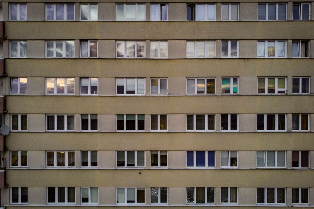 Tragedia w Koszalinie. Dzieci wypadły z okna na 9. piętrze