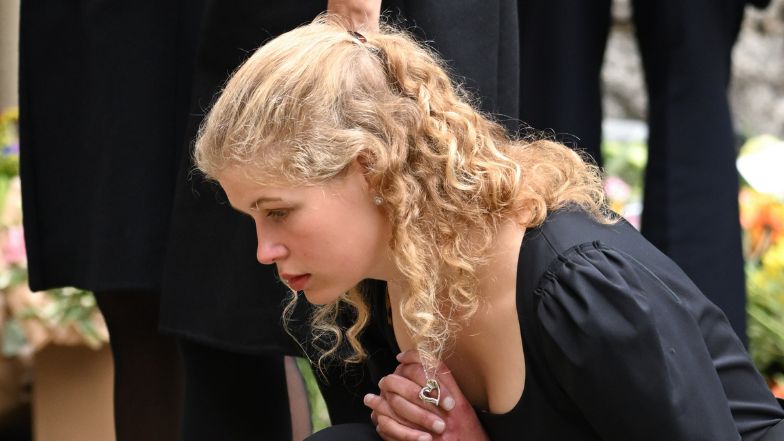 Lady Louise Windsor i członkowie rodziny królewskiej spacerują po Balmoral po nabożeństwie w intencji królowej Elżbiety II