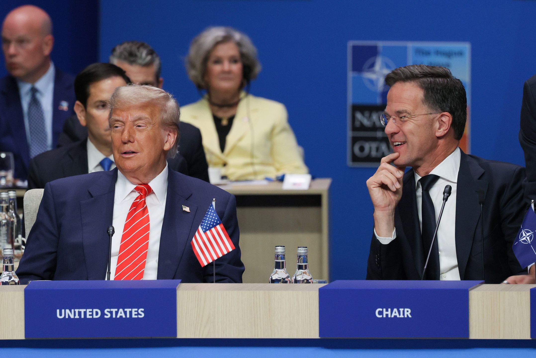 Haga, Holandia, 25.06.2025. Prezydent USA Donald Trump (L) oraz sekretarz generalny NATO Mark Rutte (P) podczas szczytu NATO w Hadze, 25 bm. (jm) PAP/Paweł Supernak