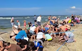 Ludzie nie mogli się powstrzymać. Nagranie z plaży w Jantarze