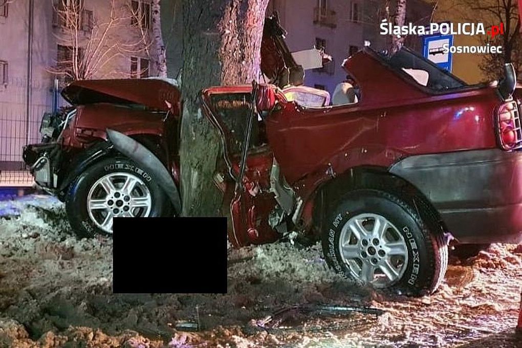 Sosnowiec. Land rover owinął się wokół drzewa. Nie żyje 25-letni kierowca (policja.pl)