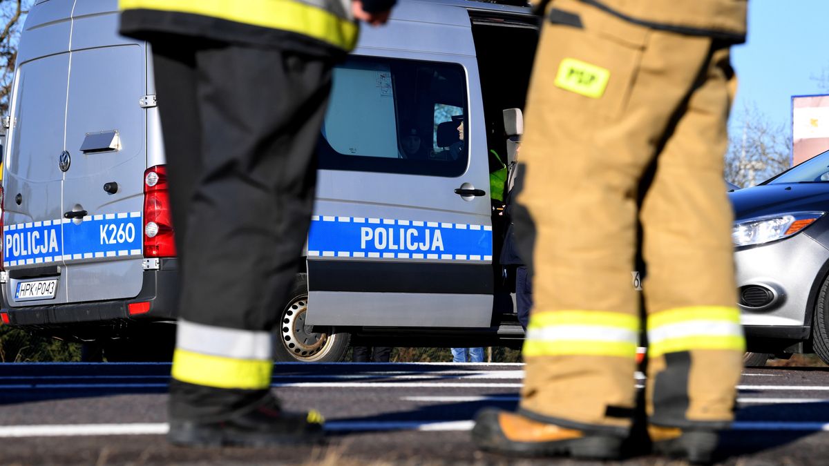 Pijany kierowca po dachowaniu uciekł, pozostawiając w aucie dziecko