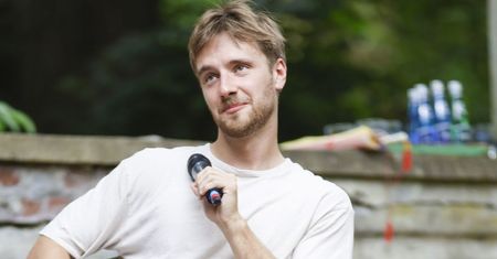 Maciej Musiał pokazuje umięśnioną klatę i... nawołuje do skromności