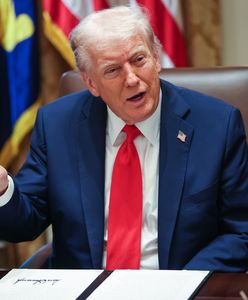 Model łuku triumfalnego na biurku Trumpa. Zauważyli dziennikarze