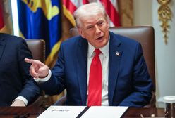 Model łuku triumfalnego na biurku Trumpa. Zauważyli dziennikarze