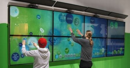 Inteligentna, interaktywna ściana kusi przechodniów na targach CeBIT 2012 [wideo]