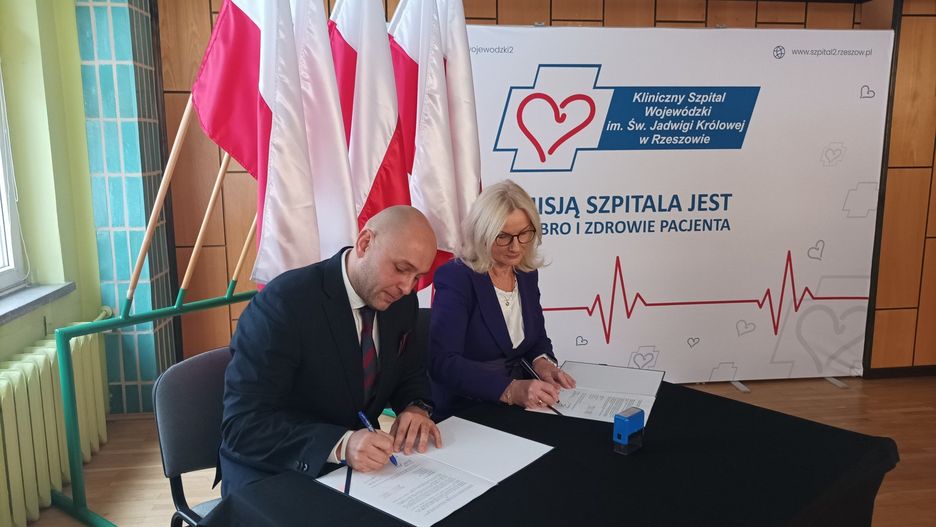 Porozumienie o ustanowieniu KSW nr 2 w Rzeszowie pierwszego w Polsce Centrum Referencyjnego podpisali dyr. Barbara Rogowska i Michał Szczechula, Dyrektor Generalny Health Systems Philips Polska.