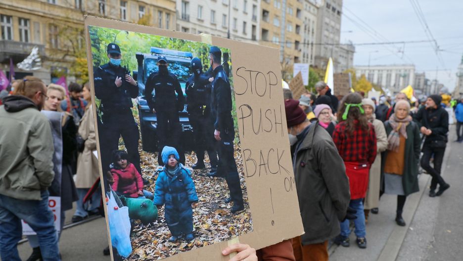 uczestnicy demonstracjiWarszawa, 17.10.2021. Uczestnicy demonstracji ph. "Stop torturom na granicy" na ulicach Warszawy, 17 bm. Protestuj�cy przeszli z ronda de Gaulle'a pod siedzib� parlamentu, a nast�pnie udaj� si� w kierunku stacji Metra Centrum. (amb) PAP/Pawe� SupernakPawe� Supernakdemonstracja, manifestacja, protest, przemarsz, Stop torturom na granicy