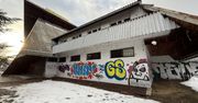 Nowy Sącz: Zajazd Sądecki popada w ruinę. Została cisza po muzyce i graffiti zamiast gości