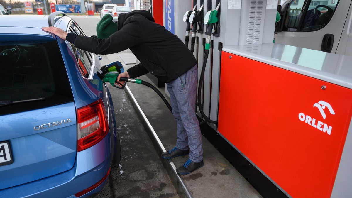 Cena ropy mocno w dół. Jakie będą ceny paliw?