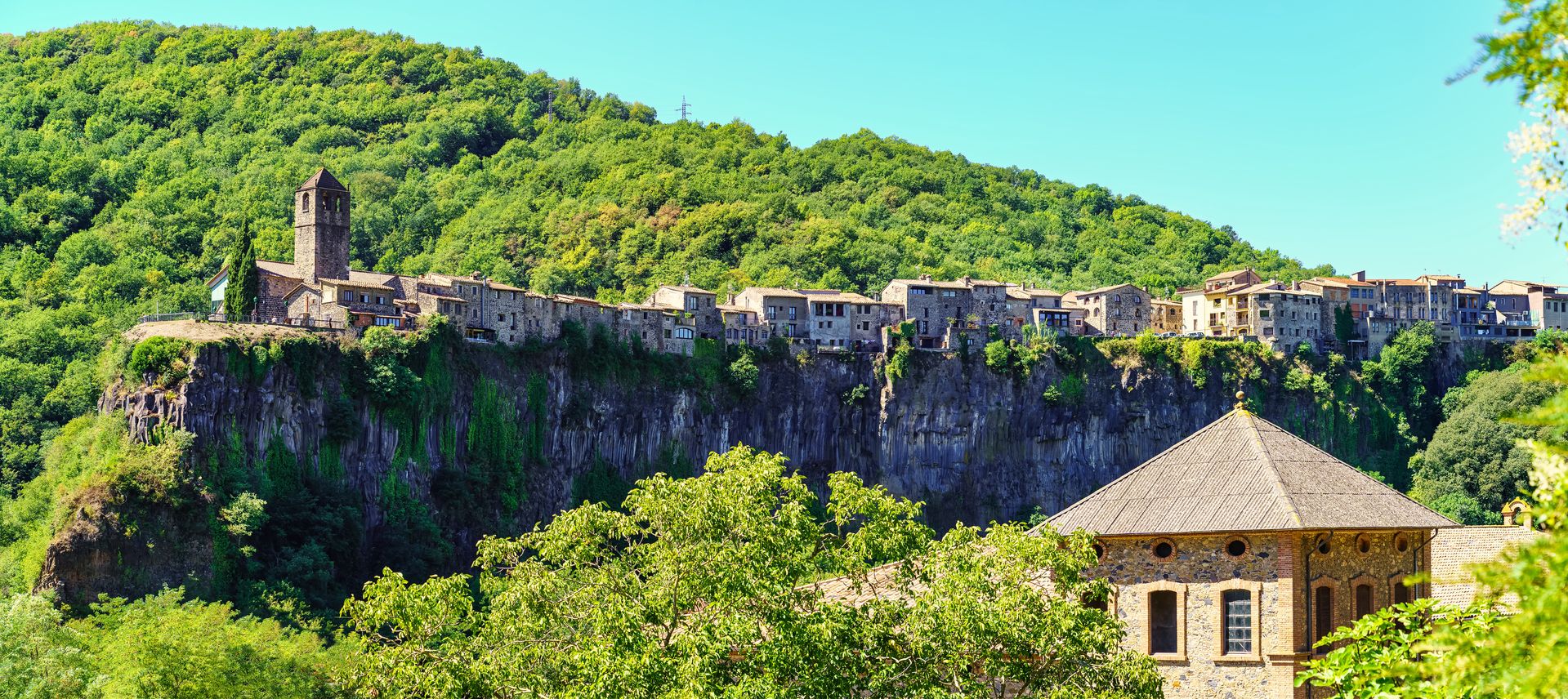 Średniowieczna wioska Castellfollit de la Roca położona jest nieopodal Girony
