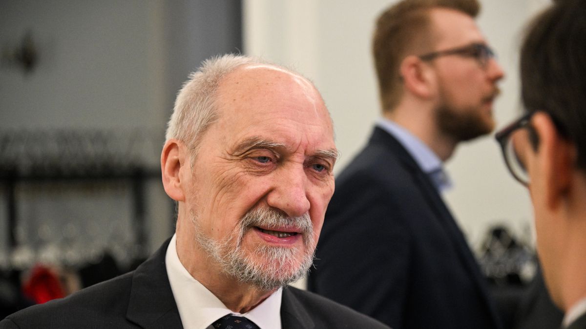Warszawa, 26.01.2024. Poseł PiS Antoni Macierewicz w Sejmie w Warszawie, 26 bm. W drugim dniu posiedzenia Sejm powołał członków komisji śledczej ds. Pegasusa. (ad) PAP/Radek Pietruszka