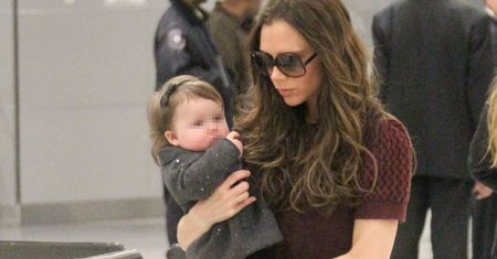 Victoria Beckham z córeczką na lotnisku