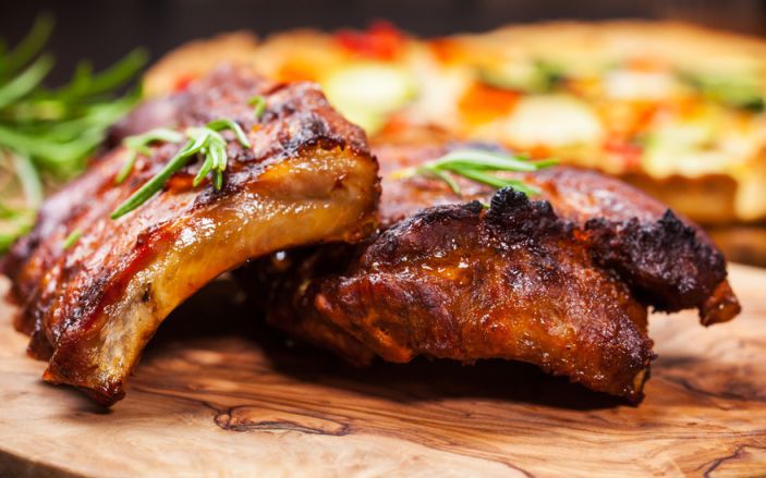 Pieczone żeberka w glazurze z czarnej porzeczki z surówką z czerwonej kapusty