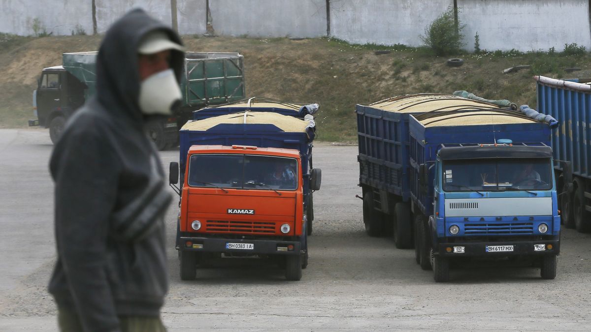 Trucks loaded with grains are seen at a grain terminal, amid Russia's invasion of Ukraine, in Odesa region, Ukraine 22 June 2022. 7 million tonnes of wheat, 14 million tonnes of corn grain, 3 million tonnes of sunflower oil, and 3 million tonnes of sunflower meal have not entered the world market due to Russias blockade of Ukrainian seaports, that has led to a record rise in world market prices and will inevitably result in a global food crisis and rising inflation, as media informed. (Photo by STR/NurPhoto via Getty Images)