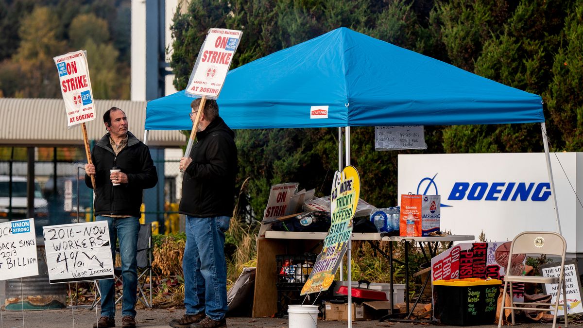 Workers picket outside the Boeing Co. manufacturing facility in Renton, Washington, US, on Tuesday, Oct. 22, 2024. Boeing Co. and the union representing 33,000 striking workers reached a tentative agreement on a new contract with help from the White House, underscoring the high stakes to end a work stoppage that has crippled one of the largest US exporters. A ratification vote is set for Oct. 23. Photographer: David Ryder/Bloomberg via Getty Images