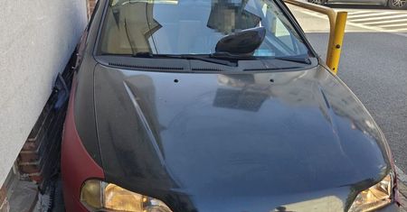 Utknął Oplem na chodniku. Był pijany. Kuriozalne tłumaczenia 74-latka
