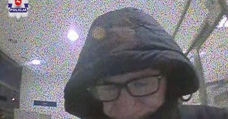 Próbował wypłacić pieniądze pochodzące z oszustwa na policjanta. Kto go rozpoznaje?