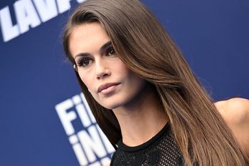 Kaia Gerber w koronce. Wybrała hipnotyzującą czerń