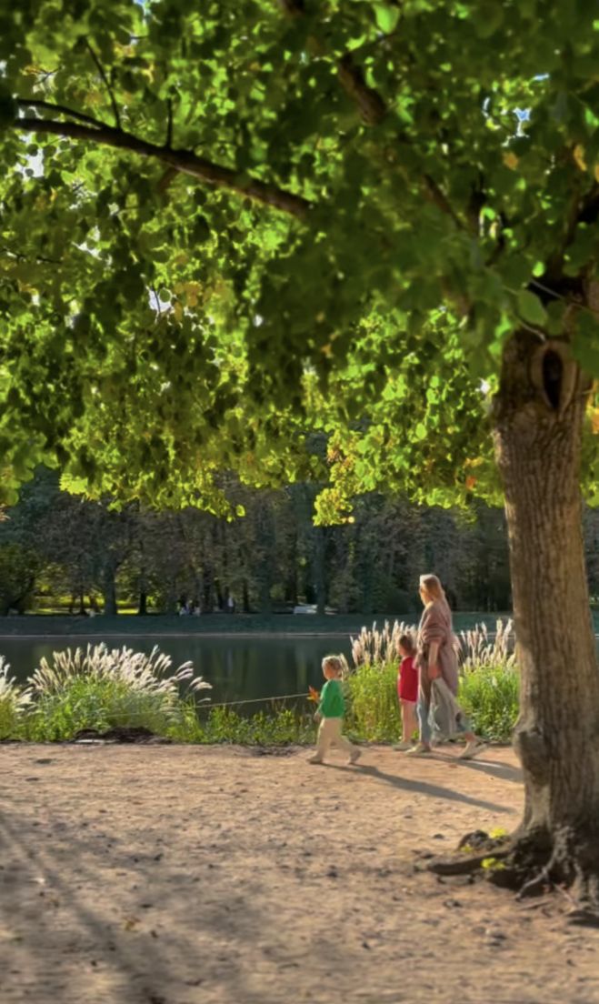 Agnieszka Kaczorowska zabrała córki na spacer do parku