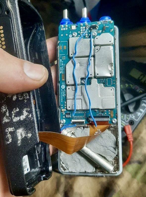 Radiotelefon Motorola z dodanym materiałem wybuchowym.