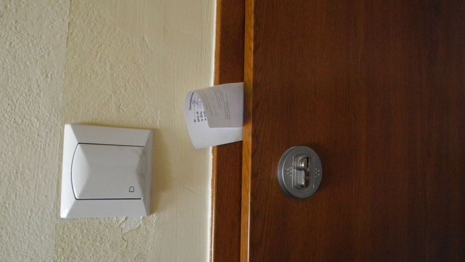 Liczyli na pomoc syna, ten wypędził ich z mieszkania 