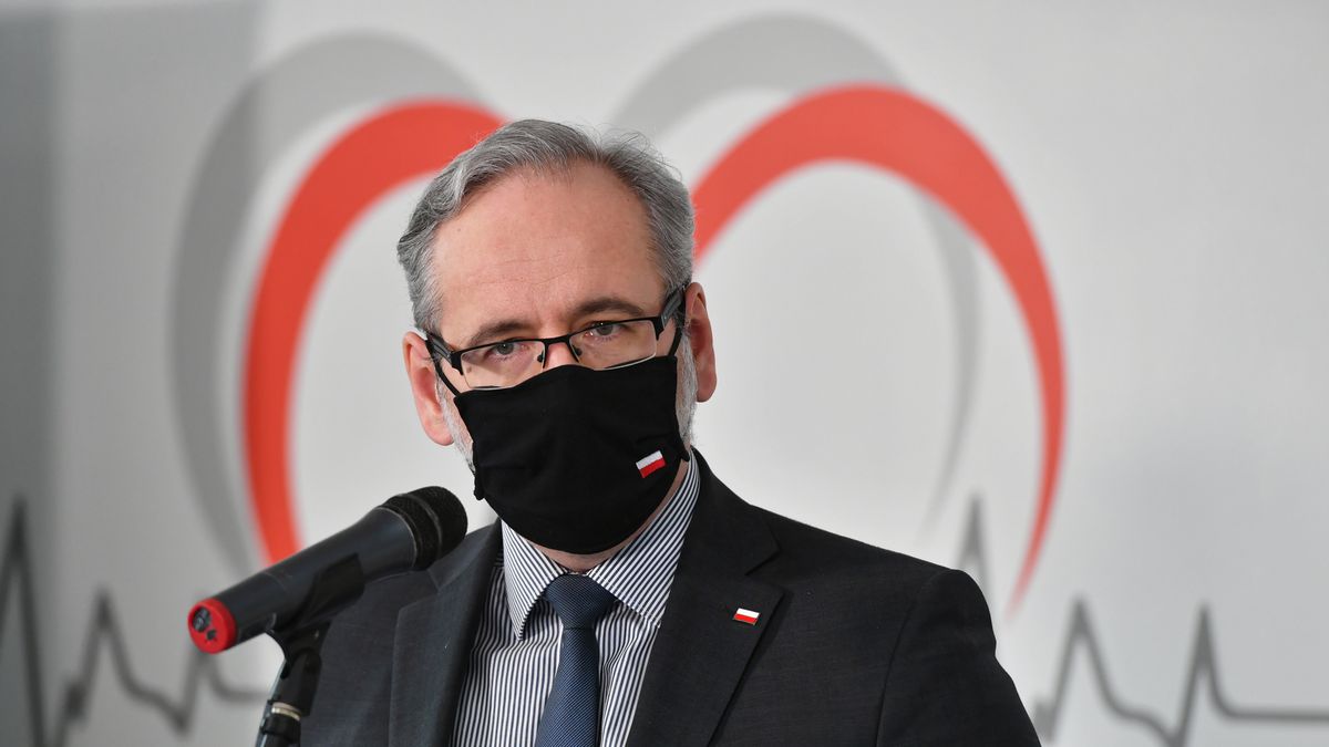 Nałęczów, 26.04.2021. Koronawirus w Polsce. Minister zdrowia Adam Niedzielski podczas konferencji prasowej w Centrum Diagnostyki i Fizjoterapii Werandki w Nałęczowie, 26 bm. Spotkanie dot. rehabilitacji pocovidowej. (mr) PAP/Wojtek Jargiło