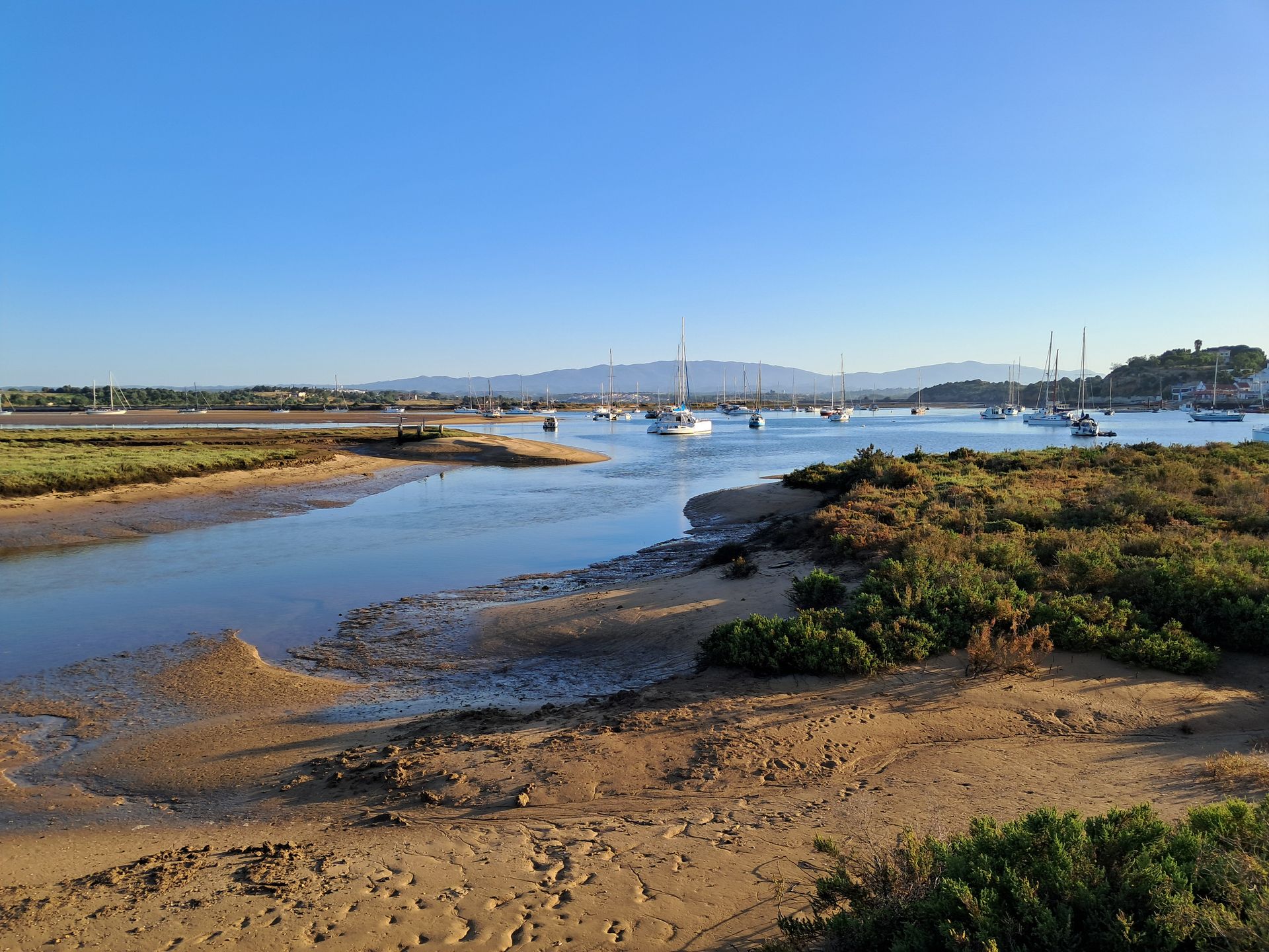 Szlak  Ria de Alvor prowadzi przez wydmy, równiny i słone bagna