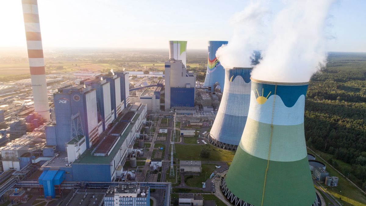 Elektrownię Opole - PGE Górnictwo i Energetyka Konwencjonalna SA, Oddział Elektrownia Opole. Widoczne nowe bloki 5 i 6 (3 i 4 z prawej)