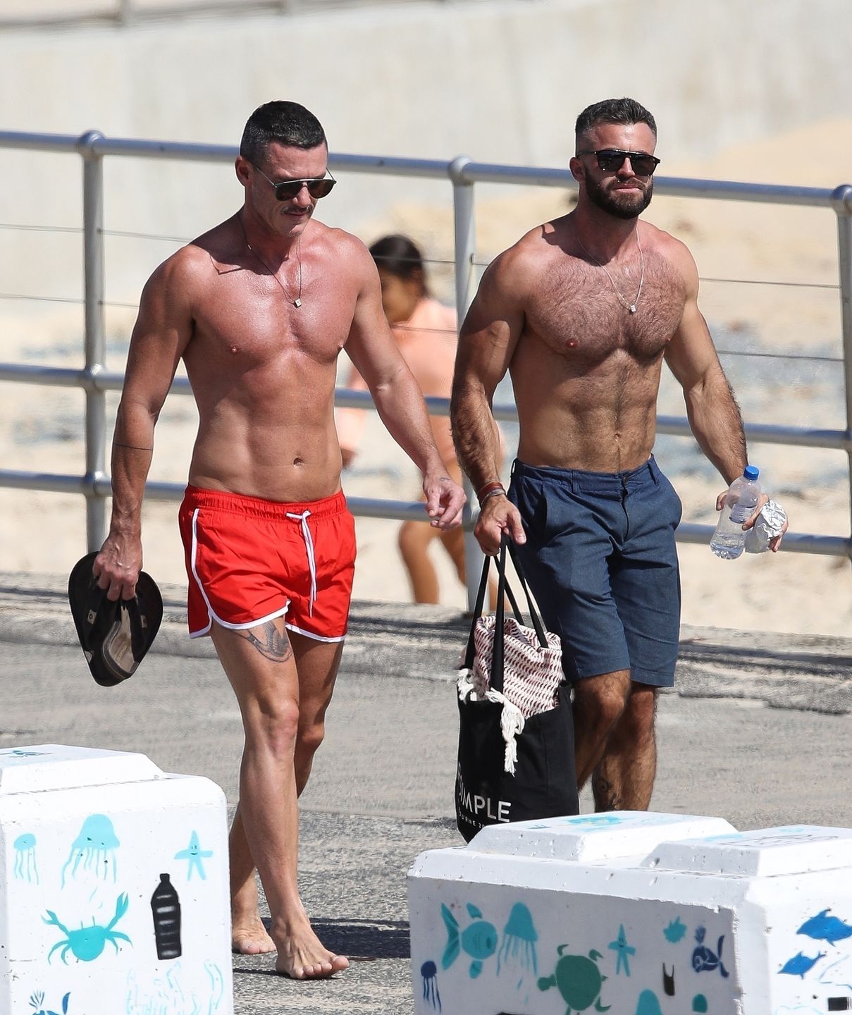 Luke Evans na przejażdżce z kolegą