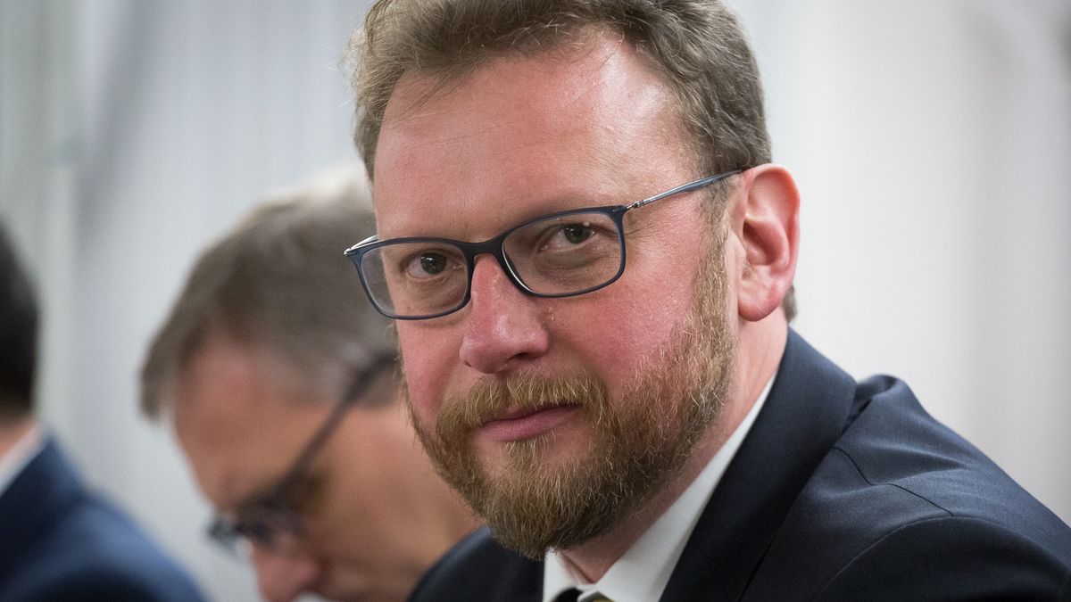 Media i opozycyjni politycy prześwietlają rodzinę Łukasza Szumowskiego.