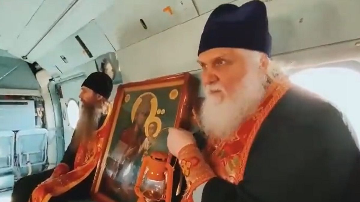 Duchowni wsiedli do helikoptera