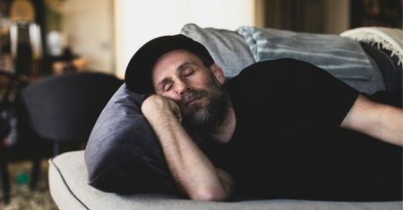 Są młodzi i mają swoje życie, ale wciąż mieszkają z rodzicami. Kim są gniazdownicy?