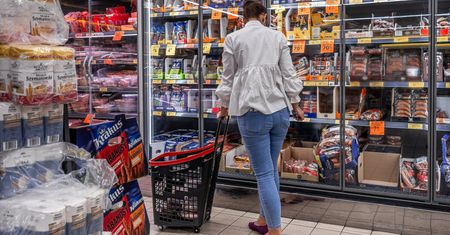 Zakupy przed majówką. Biedronka zmienia godziny pracy
