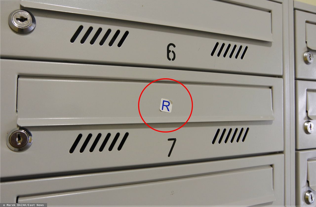 Naklejka "R" na skrzynce pocztowej. Jasny sygnał dla listonosza