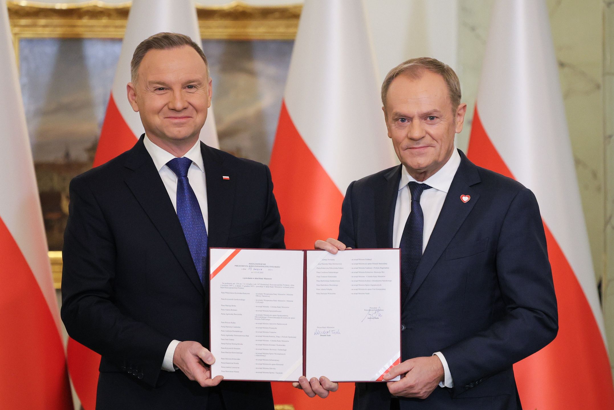 Warszawa, 13.12.2023. Prezydent RP Andrzej Duda (L) oraz premier Donald Tusk (P) podczas uroczystości zaprzysiężenia kierowanego przez Donalda Tuska gabinetu w Pałacu Prezydenckim w Warszawie, 13 bm. (jm) PAP/Paweł Supernak