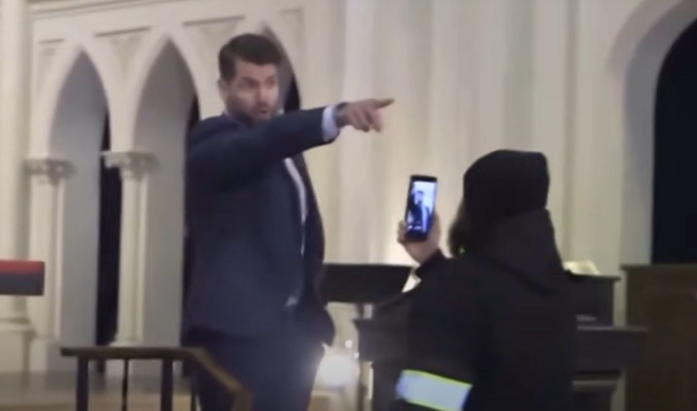 wiadomości,aktualności,WP Wiadomości Wtargnęli do kościoła. Protesty po zastrzeleniu kobiety przez ICE