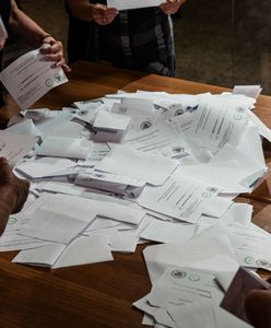 Nieprawidłowości w komisjach. Obie na niekorzyść Nawrockiego