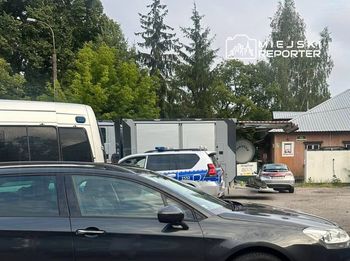 Akcja policji w punkcie nadawania paczek na Bemowie. Na miejscu pracowali pirotechnicy