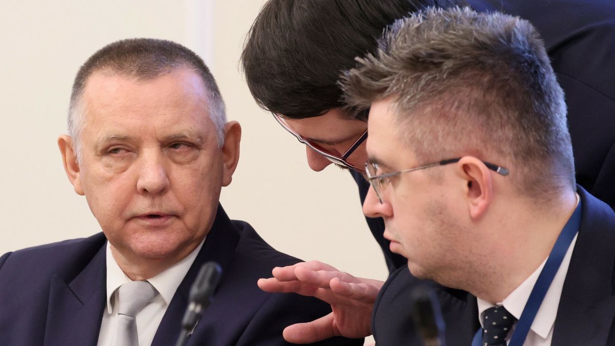 Prezes NIK o kontroli w PKN Orlen
Fot. Pawel Wodzynski/East News, Warszawa, 26.01.2023. Sejm. Posiedzenie sejmowej Komisja do Spraw Kontroli Panstwowej. Przedstawienie informacji przez prezesa Najwyzszej Izby Kontroli Mariana Banasia na temat problemow napotkanych przez NIK w zwiazku z prowadzeniem kontroli w spolce PKN Orlen.
N/z: prezes NIK Marian Banas (L)
Pawel Wodzynski