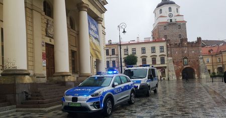 Radiowozy przed ratuszem. Na skrzynkę pocztową Urzędu Miasta przyszła wiadomość o podłożonej bombie
