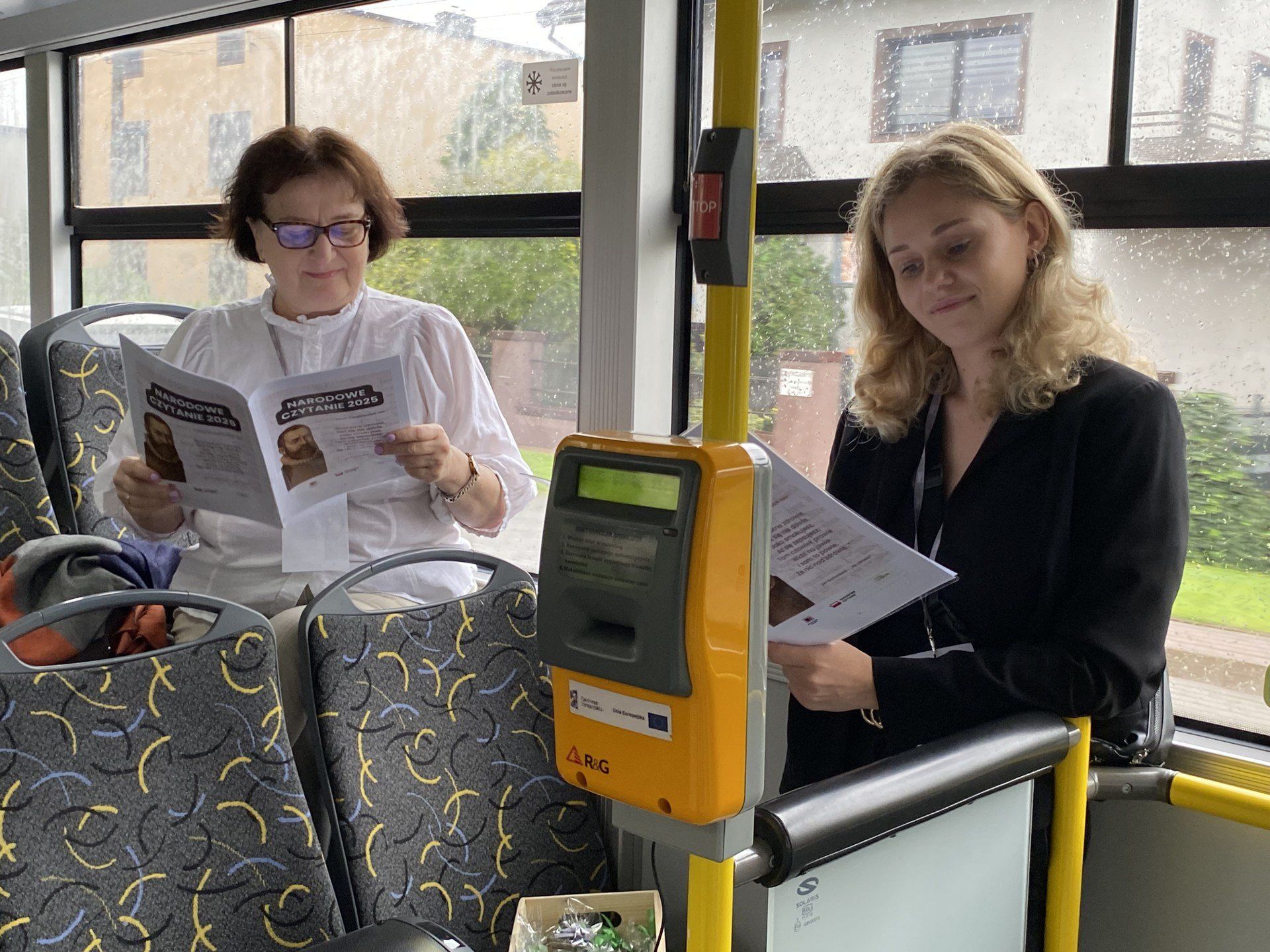 Narodowe czytanie w autobusach komunikacji miejskiej Lubonia. Na zdjęciu od lewej: Dorota Franek i Natalia Kaźmierczak.