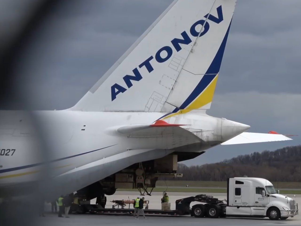 An-124 z elementami systemu Patriot na płycie lotniska w USA