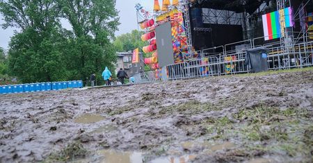 Wybieracie się na Lublinalia? Koniecznie zabierzcie ze sobą kalosze! Organizatorzy walczą z błotem