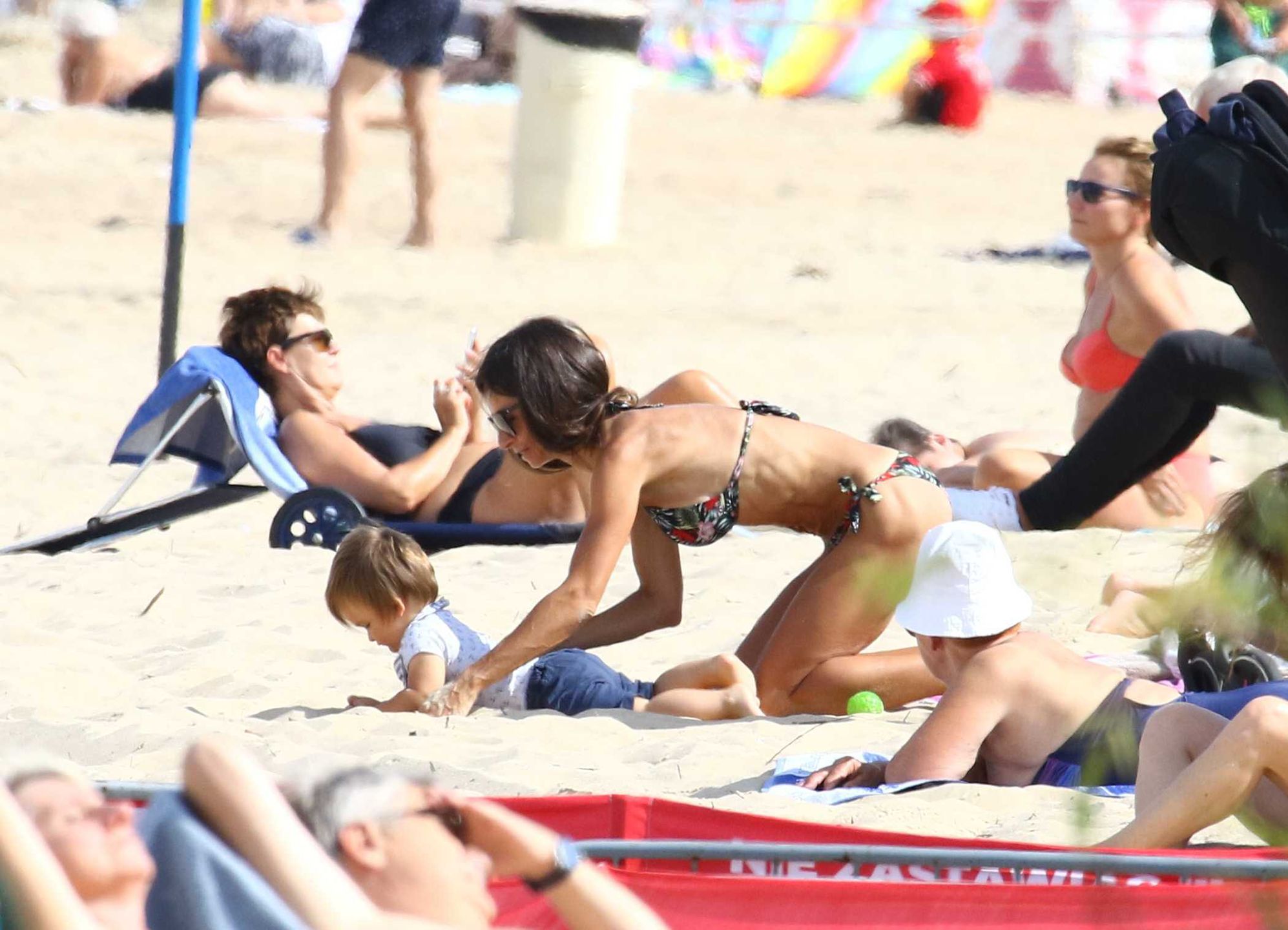 Marta Kaczyńska w bikini opala się z synkiem na plaży w Sopocie,